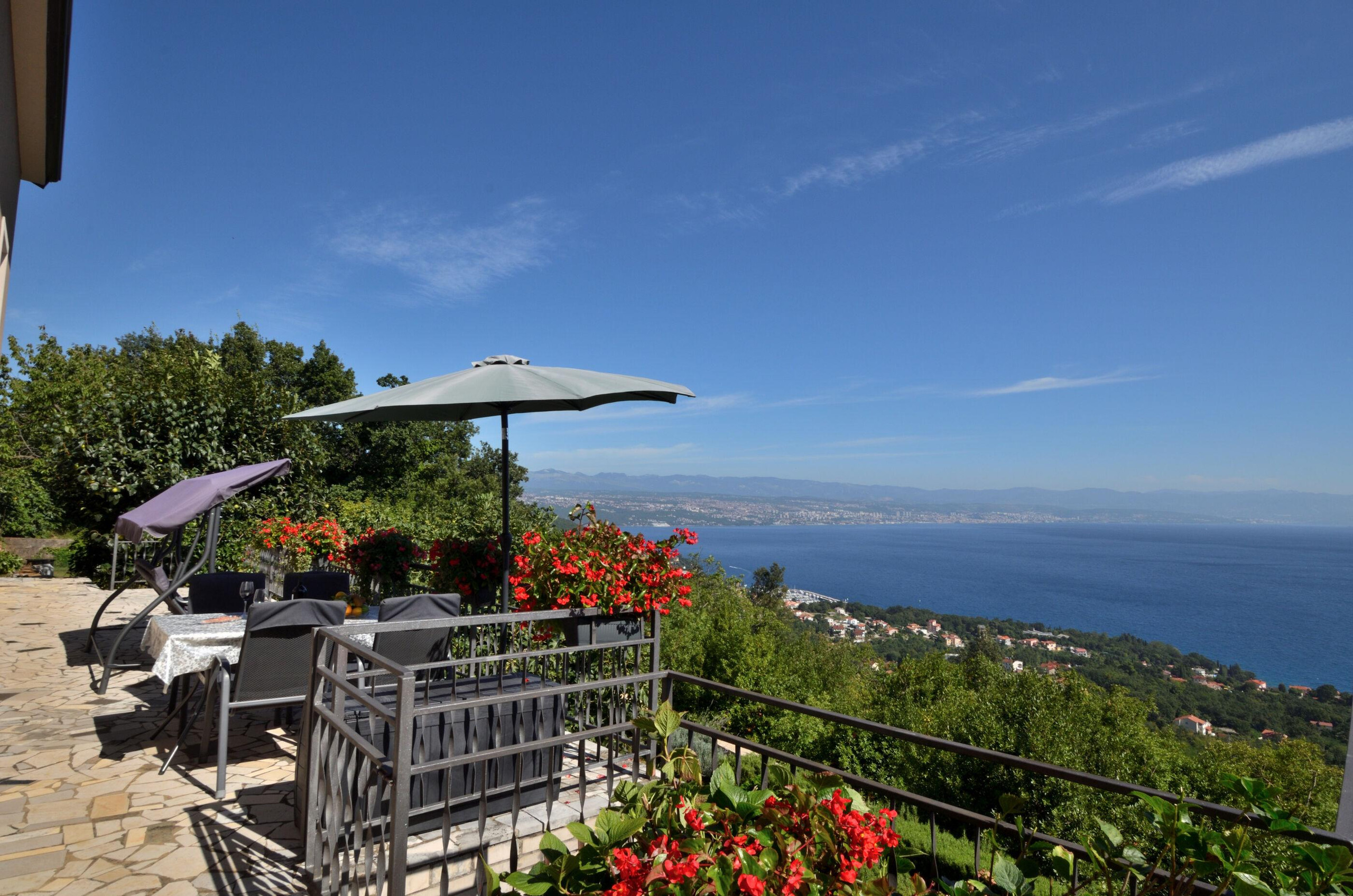 Terasa s cvijećem i pogledom na Kvarnerski zaljev